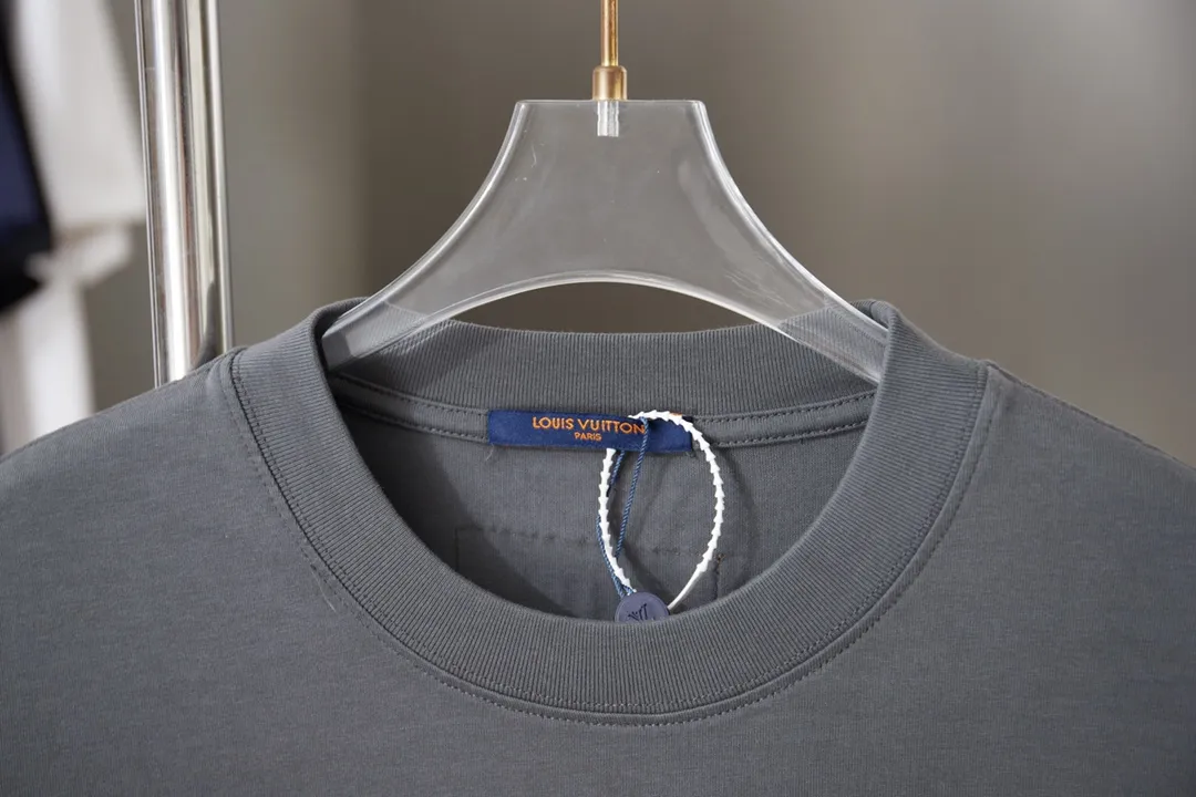 🅿️190 1V 25SS early spring new style embroidered LV letter short sleeves light luxury essential item for daily commuting for men and women Correct version Welcome to compare Detailed features · 320g 100% pure cotton double yarn jersey fabric · Special thickened 32 pieces of double-strand 1X1 thread in the same vat · Imported Tajima machine hollow show embroidery LV letter craft. Ready-made clothes are washed to make the embroidery softer · Double-needle stitching and cross-seam technology · Original main mark, washed tag, brand moisture-proof paper packaging Color: black/white/grey Size: S/M/L/XL
